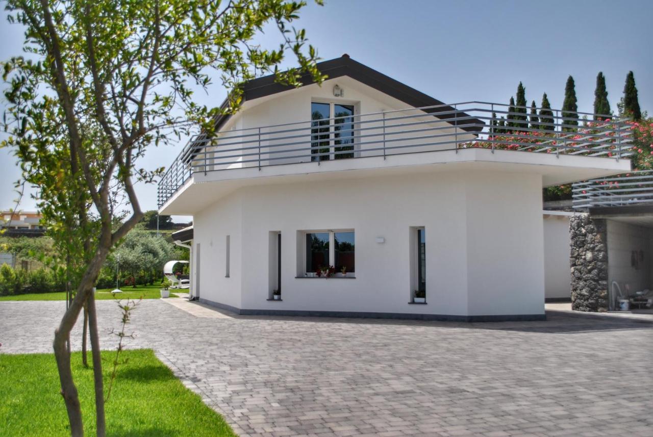 Villa Dedalisa By Holidayngo Ачиреале Екстериор снимка